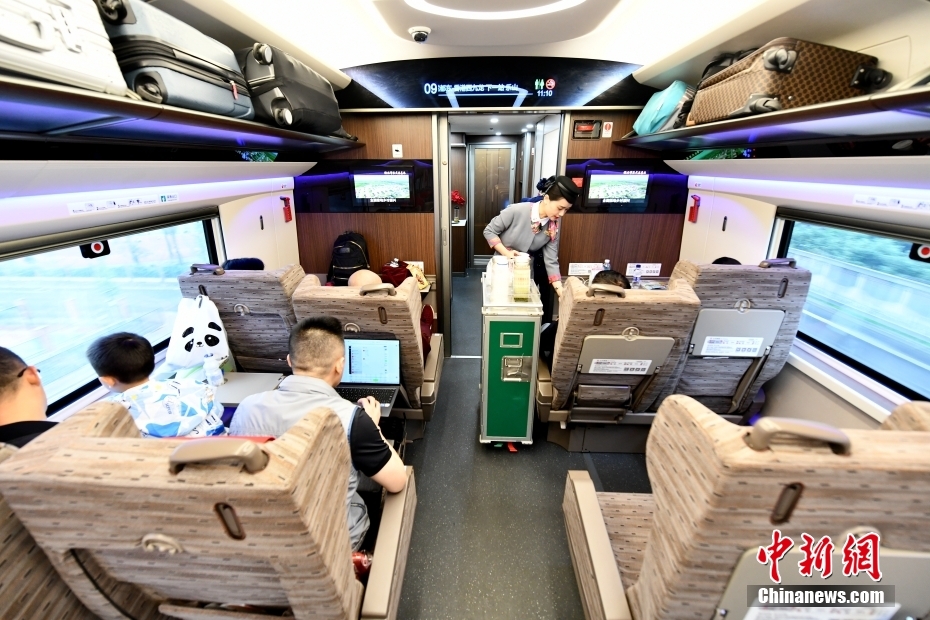 Trajeto ferroviário de alta velocidade Chengdu-Hong Kong começa a operar com novo trem