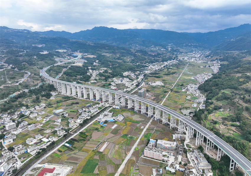 Via expressa Yibin-Weixin é aberta ao tráfego