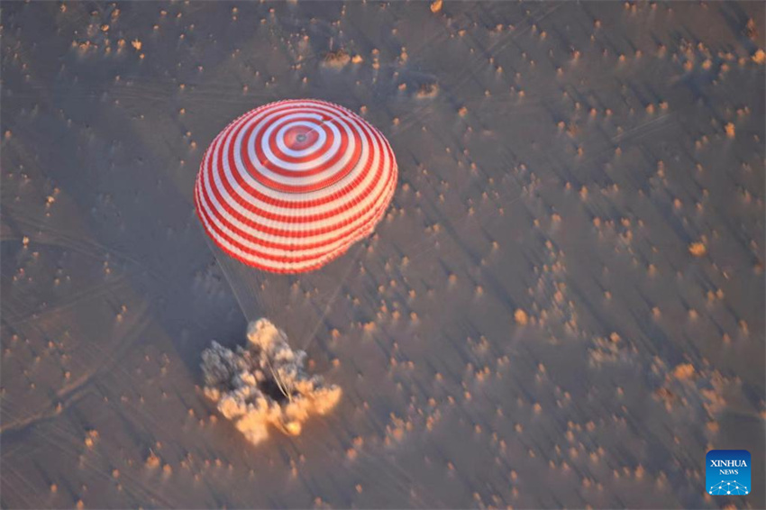 Cápsula de retorno da Shenzhou-16 pousa na Terra