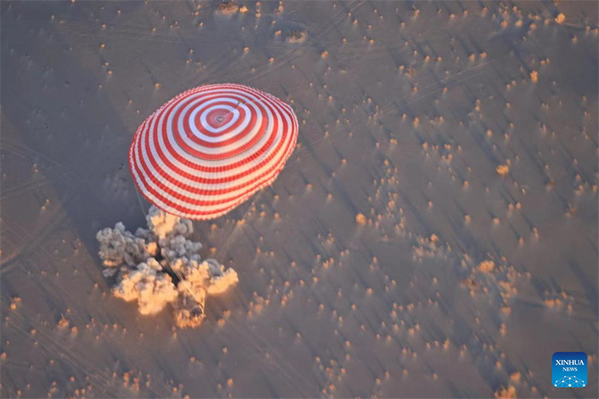 Cápsula de retorno da Shenzhou-16 pousa na Terra