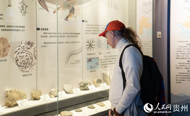 Mídia de países da Eurásia visita Museu Geológico de Guizhou