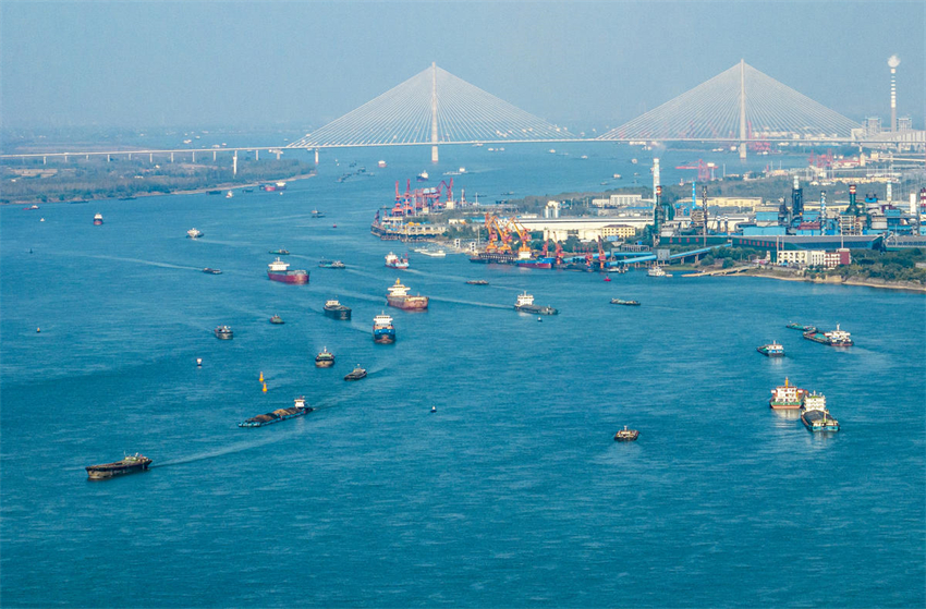 Navegação está intensa nas águas do rio Yangtze