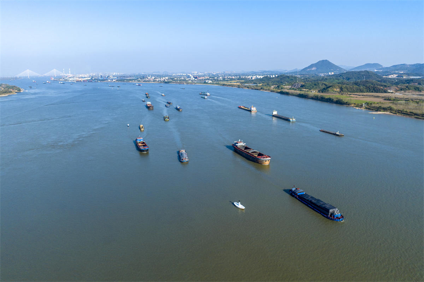 Navegação está intensa nas águas do rio Yangtze