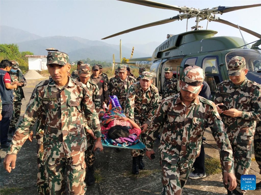 Sobe para 143 número de mortes causadas por terremoto no Nepal