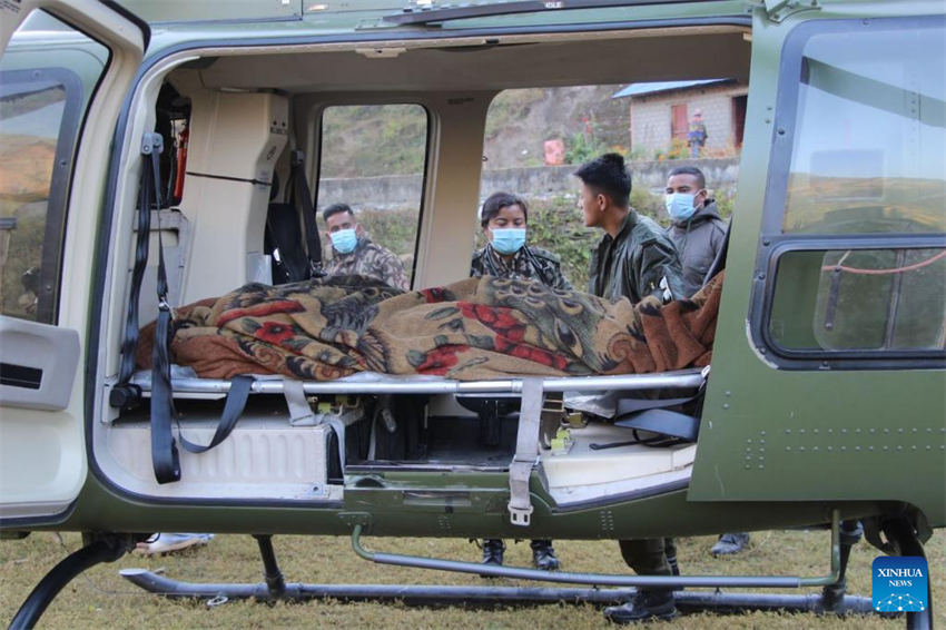 Sobe para 143 número de mortes causadas por terremoto no Nepal