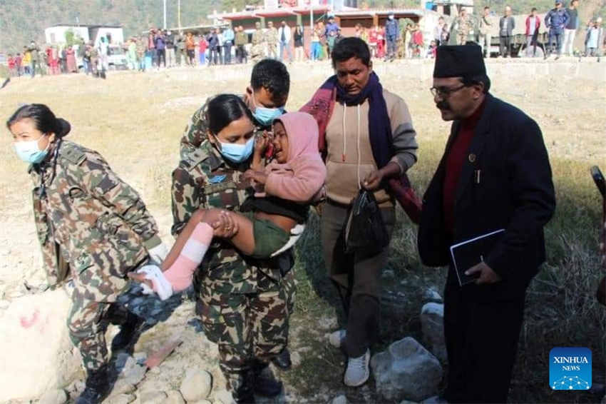 Sobe para 143 número de mortes causadas por terremoto no Nepal