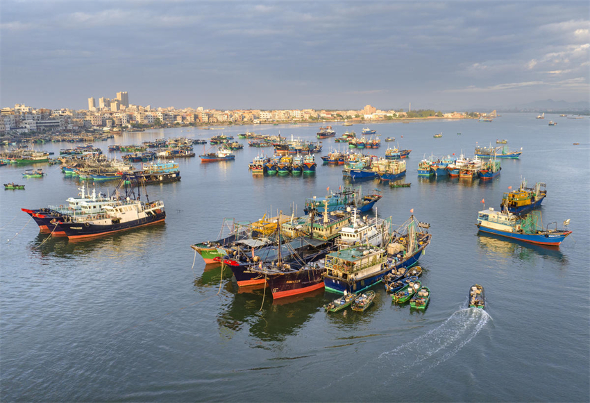 Porto de pesca de Bohe fica movimentado, no sul da China