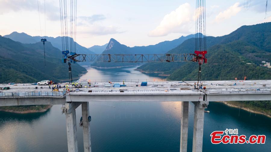 Galeria: Maior ponte em arco do mundo construída em Guangxi