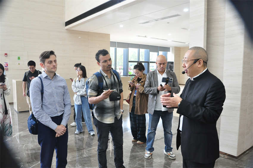 Shenzhen: imprensa nacional e estrangeira visita Centro Cultural de Relojoaria Fiyta