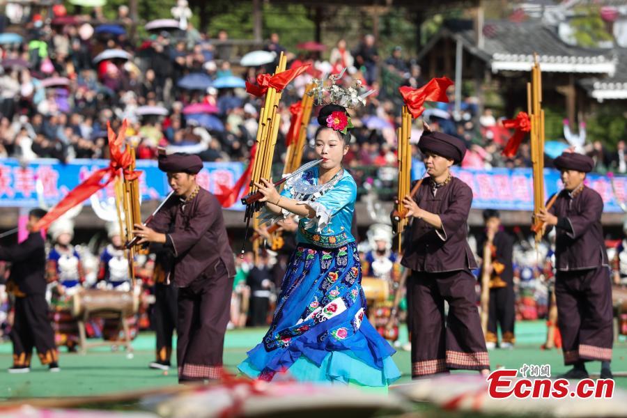 Povo da etnia Miao celebra festival de Guzang