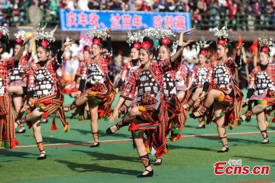 Povo da etnia Miao celebra festival de Guzang