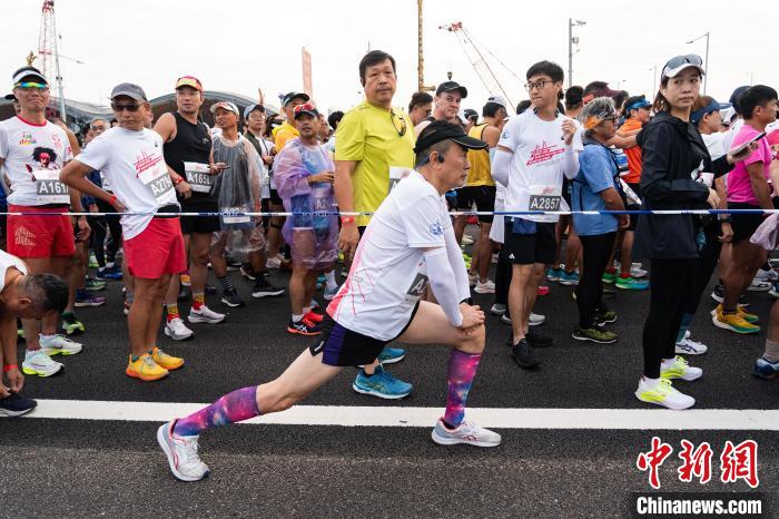 Primeira meia maratona da ponte Hong Kong-Zhuhai-Macau é realizada em Hong Kong