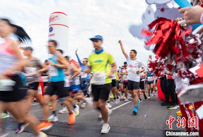 Primeira meia maratona da ponte Hong Kong-Zhuhai-Macau é realizada em Hong Kong