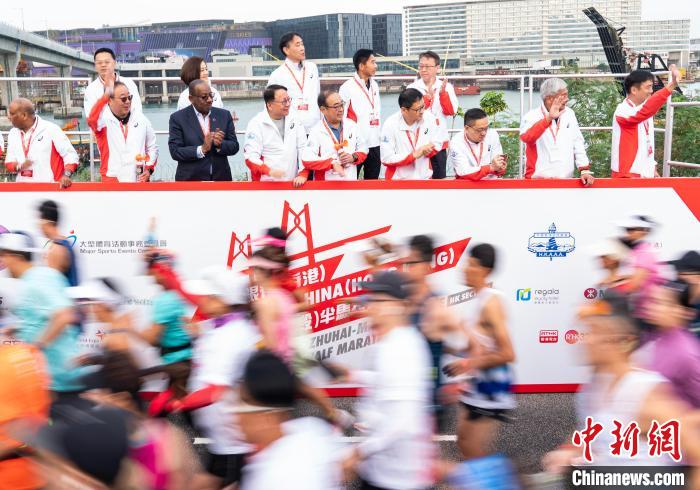 Primeira meia maratona da ponte Hong Kong-Zhuhai-Macau é realizada em Hong Kong