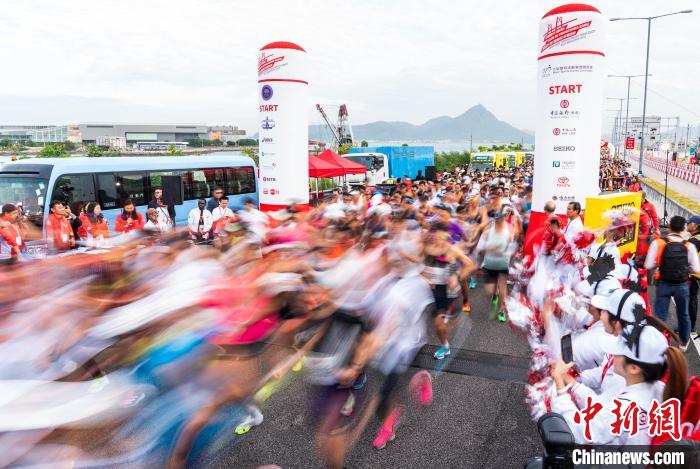 Primeira meia maratona da ponte Hong Kong-Zhuhai-Macau é realizada em Hong Kong