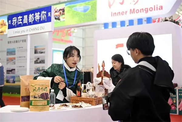 Feira internacional de comércio é inaugurada em Tianjin, na China