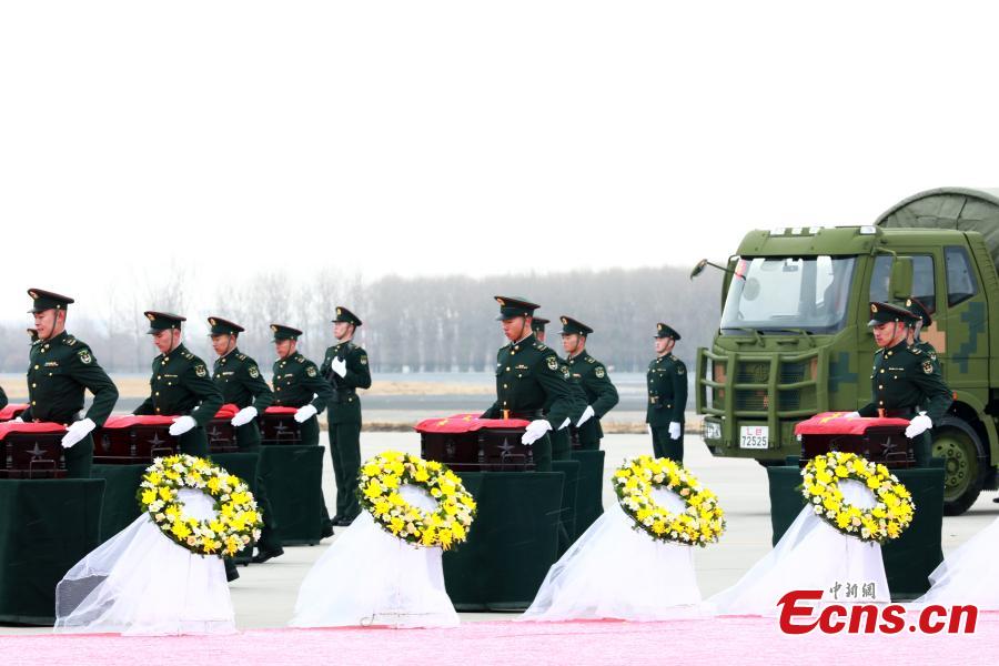 Aeronave Y-20 transporta restos mortais de mártires chineses de volta a Shenyang, nordeste da China