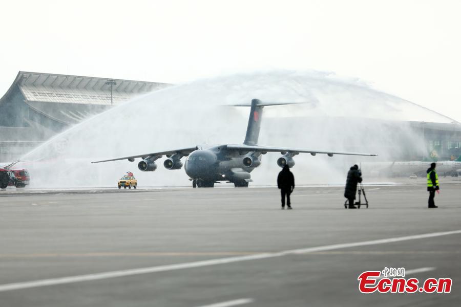 Aeronave Y-20 transporta restos mortais de mártires chineses de volta a Shenyang, nordeste da China