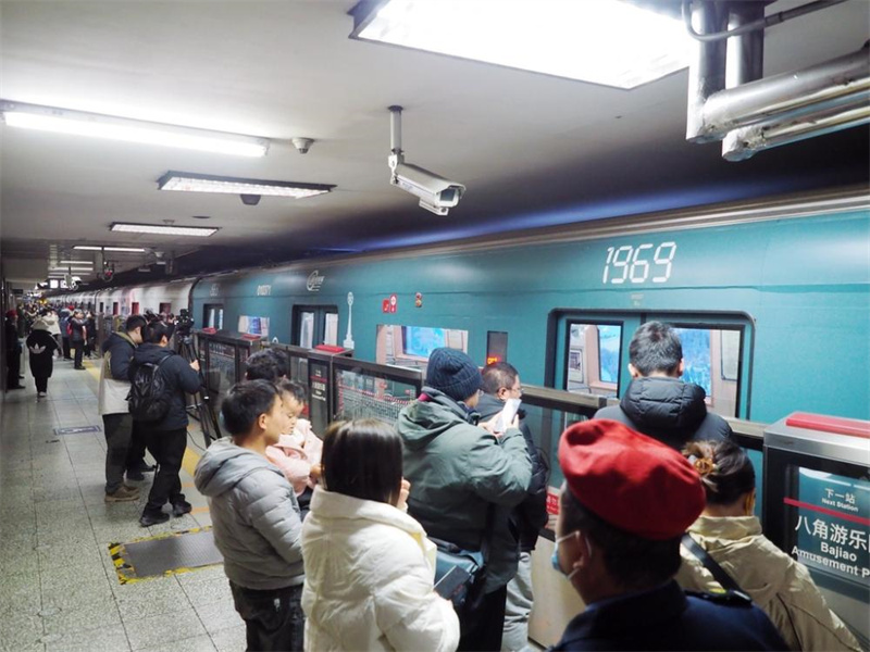 “Trem do tempo” do metrô de Beijing entra novamente em operação