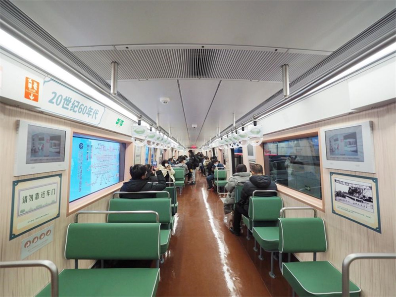 “Trem do tempo” do metrô de Beijing entra novamente em operação