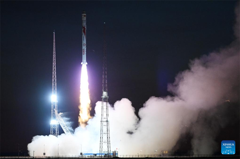 China lança foguete transportador Zhuque-2 com três satélites