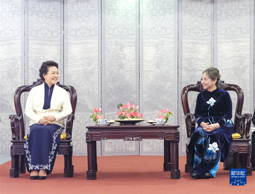 Peng Liyuan visita Museu da Mulher do Vietnã
