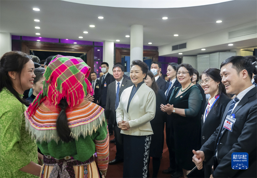 Peng Liyuan visita Museu da Mulher do Vietnã