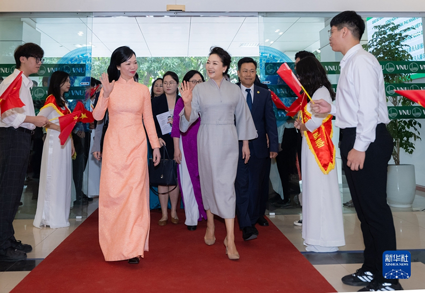 Peng Liyuan visita Universidade Nacional do Vietnã, em Hanói