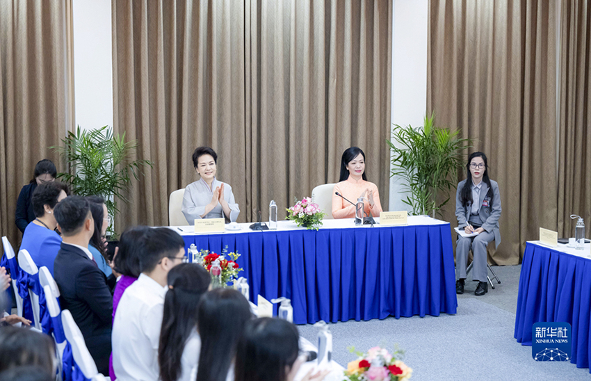 Peng Liyuan visita Universidade Nacional do Vietnã, em Hanói