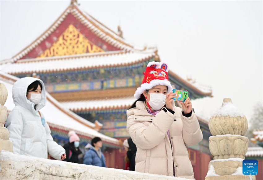 Turistas visitam Museu do Palácio na neve em Beijing