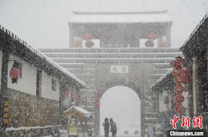 Pessoas buscam diversão na neve no leste da China