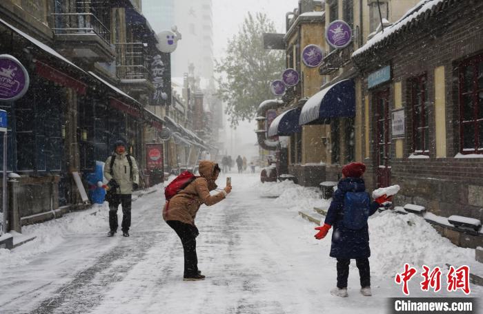 Pessoas buscam diversão na neve no leste da China