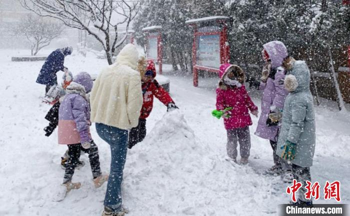 Pessoas buscam diversão na neve no leste da China