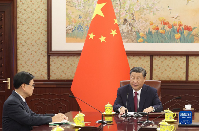 Xi Jinping ouve relatório do chefe do Executivo da RAEHK