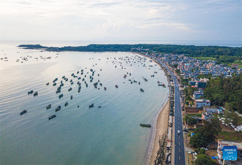 Rodovia costeira para passeios turísticos é inaugurada em Hainan