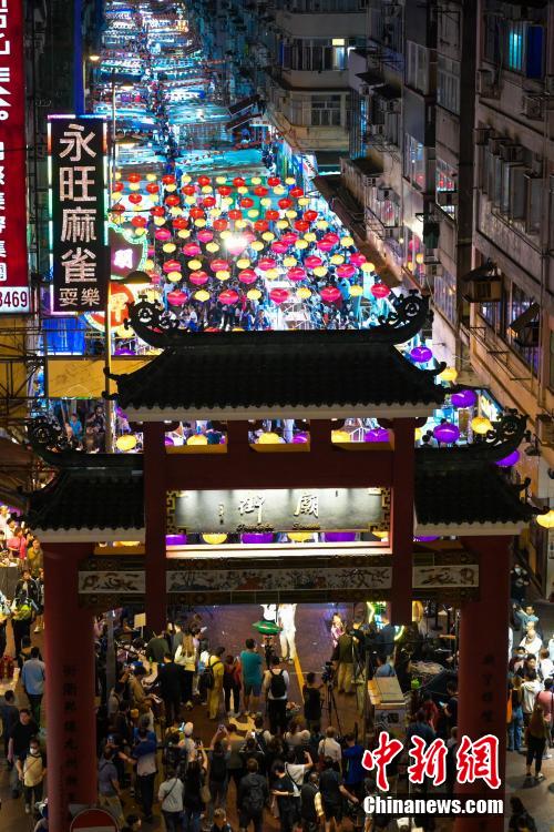 Atmosfera do mercado noturno de Temple Street se reanima em Hong Kong