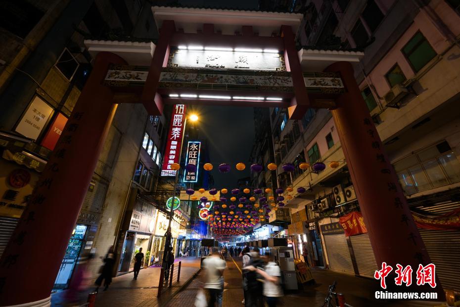 Atmosfera do mercado noturno de Temple Street se reanima em Hong Kong