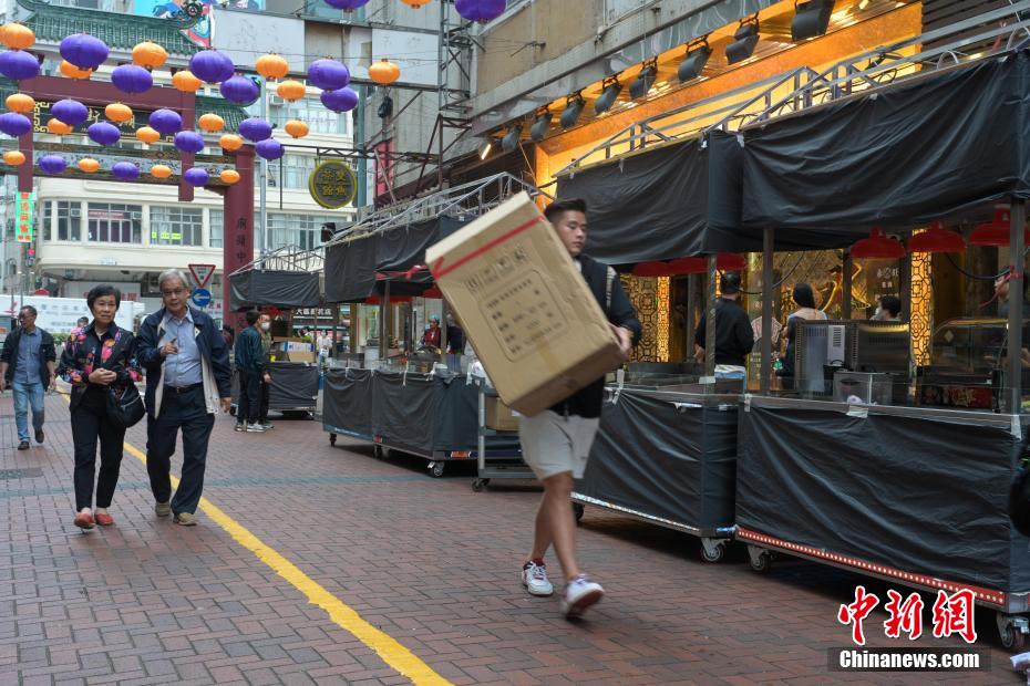 Atmosfera do mercado noturno de Temple Street se reanima em Hong Kong