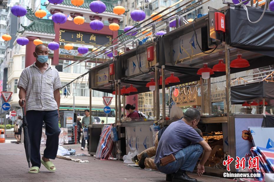 Atmosfera do mercado noturno de Temple Street se reanima em Hong Kong