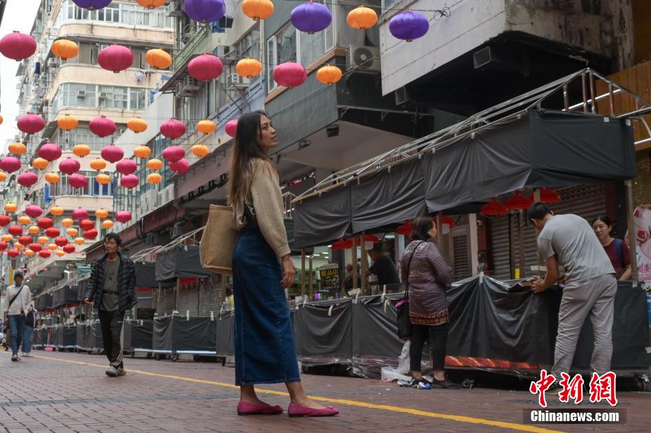 Atmosfera do mercado noturno de Temple Street se reanima em Hong Kong