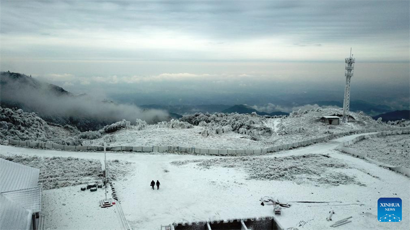 Técnicos garantem fornecimento de energia em meio à onda de frio na província chinesa de Hunan