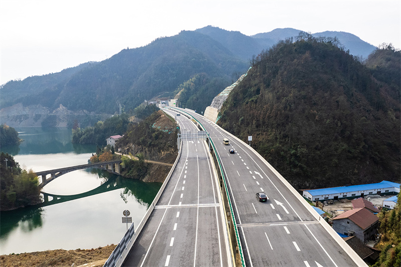 Autoestrada Guanzhuang-Xinhua na província chinesa de Hunan entra em operação