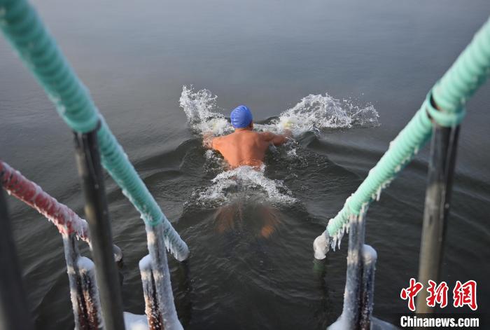 Nadadores de inverno em Changchun desafiam clima frio