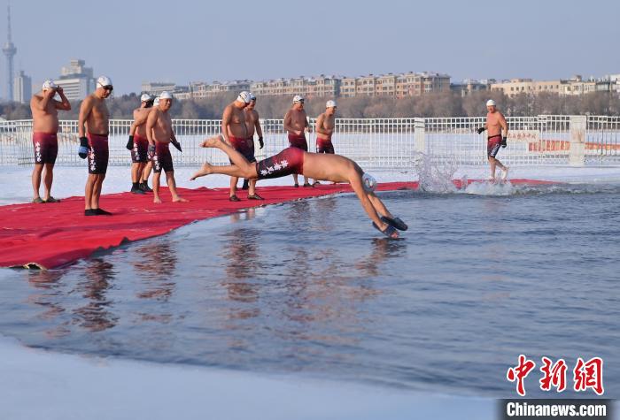 Nadadores de inverno em Changchun desafiam clima frio