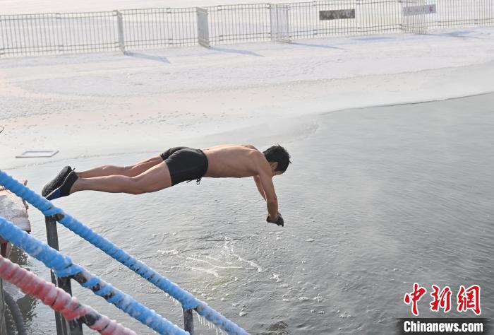 Nadadores de inverno em Changchun desafiam clima frio