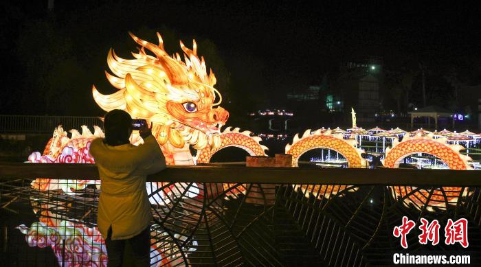 Festa das Lanternas do Ano do Dragão de Wuhan é inaugurada