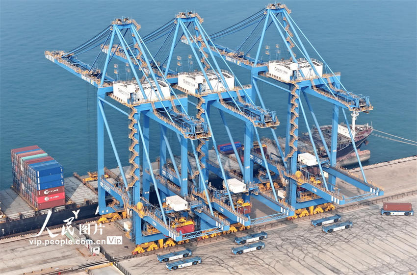 Projeto do terminal automatizado do Porto de Qingdao Fase III entra em operação