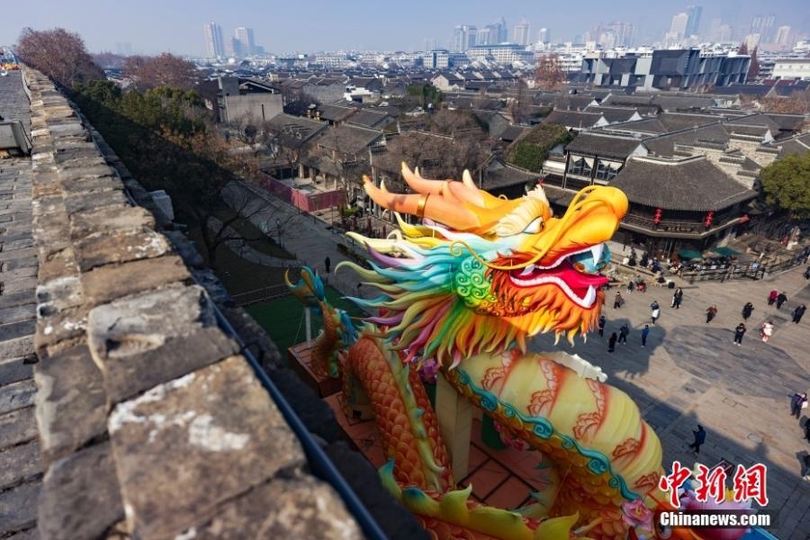 Nanjing: lanternas festivas brilham na muralha da cidade