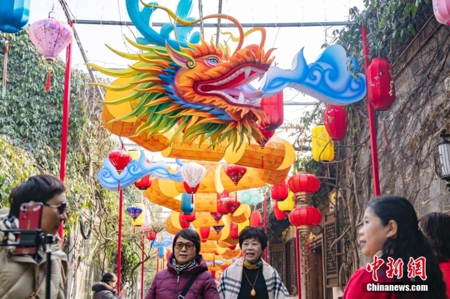 Nanjing: lanternas festivas brilham na muralha da cidade