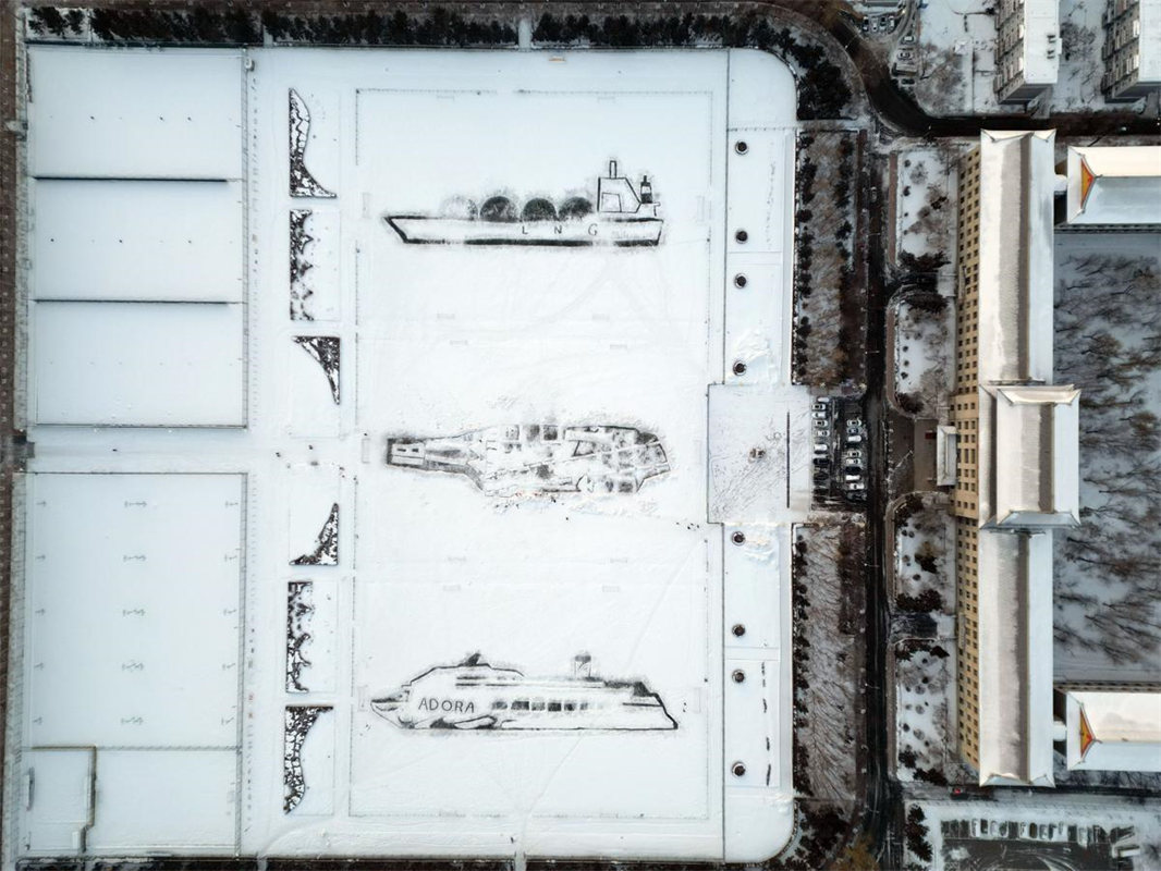 Alunos da Universidade de Engenharia de Harbin criam esboços de neve dando boas-vindas ao ano novo